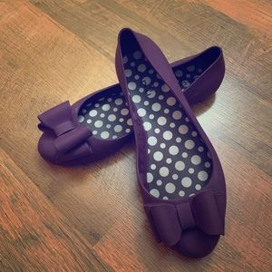 Classic plastic jelly flat with bow
